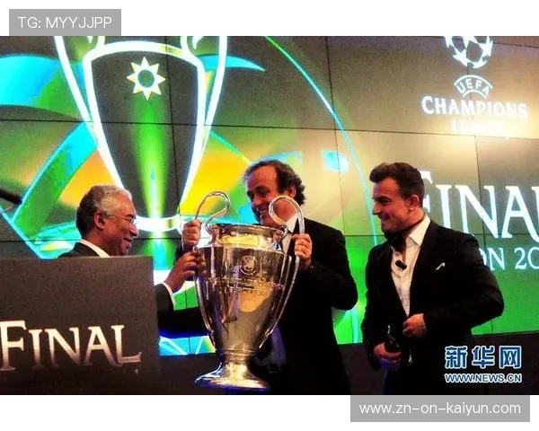 欧冠奖杯巡回展抵达里斯本，万名球迷排队合影