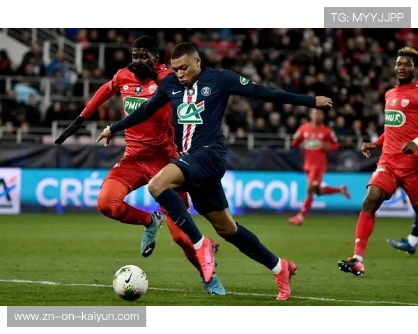 法甲半场表演：本地艺术家合作